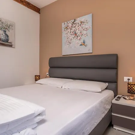 Aaa & With Free Parking - Reservation Needed * Pola