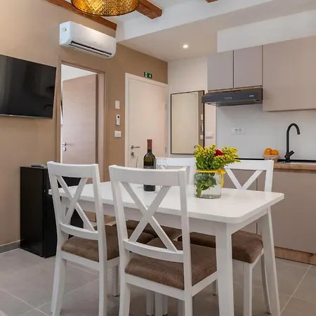 Aaa & With Free Parking - Reservation Needed * Pola