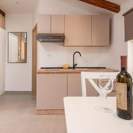 Aaa & With Free Parking - Reservation Needed * Pola