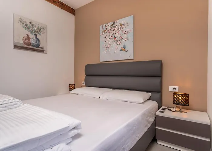 Aaa & With Free Parking - Reservation Needed * Pola