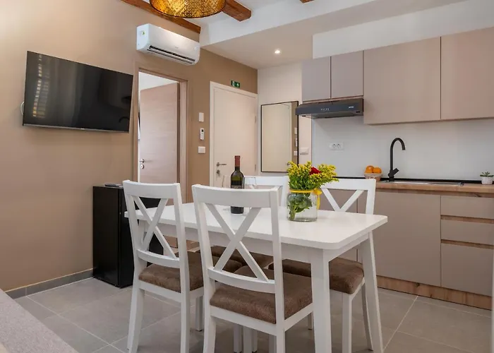 Aaa & With Free Parking - Reservation Needed * Pola