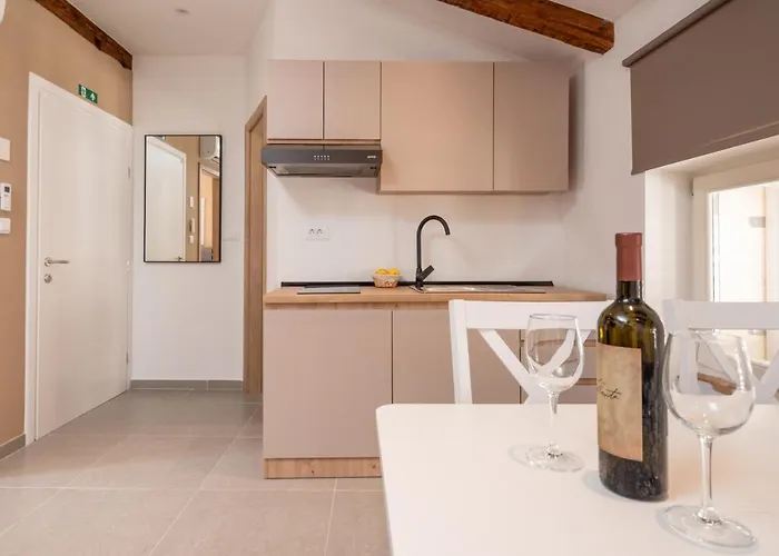 Aaa & With Free Parking - Reservation Needed * Pola